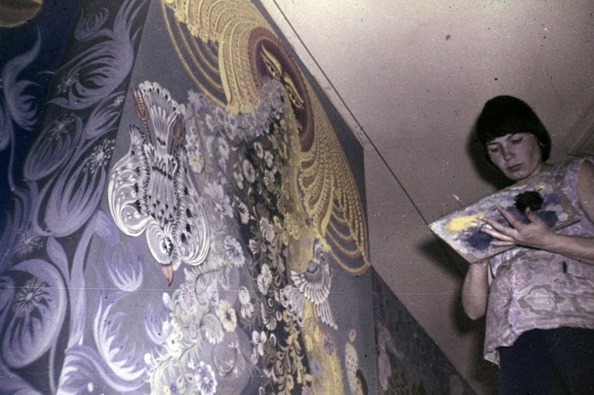 Олена Скицюк під час створення розписів у "Казці", 1979 р., фото з родинного архіву